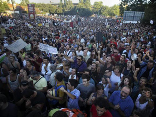 ການແຫ່ຂະບວນປະທ້ວງຢູ່ ປອກຕຸຍການ ຄັດຄ້ານການ ຮັດເຂັມຄັດງົບປະມານ